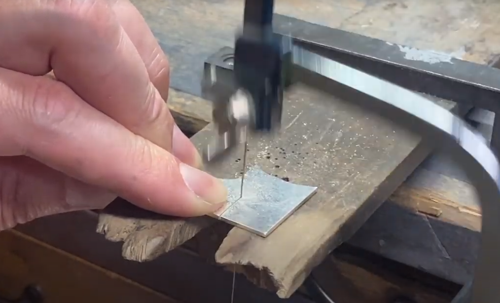 糸鋸の基本テクニック「切り回し」