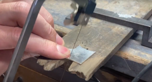 糸鋸の基本テクニック「引き切り」