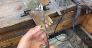 シルバー指輪のすり合わせ、糸鋸で切るやり方【動画解説あり】