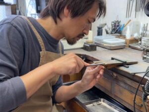 ヤスリがけの姿勢（平面出しのコツ）