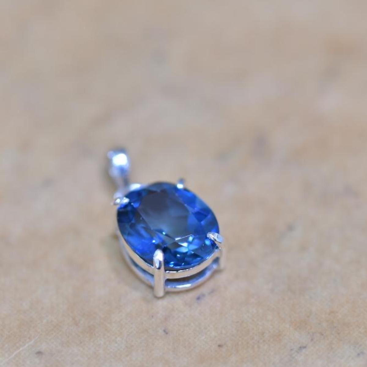 受講生の作品：サファイアブルーの宝石ペンダントトップ