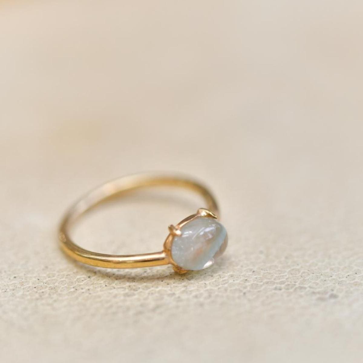 受講生の作品：ムーンストーンをあしらったK18ゴールドリング