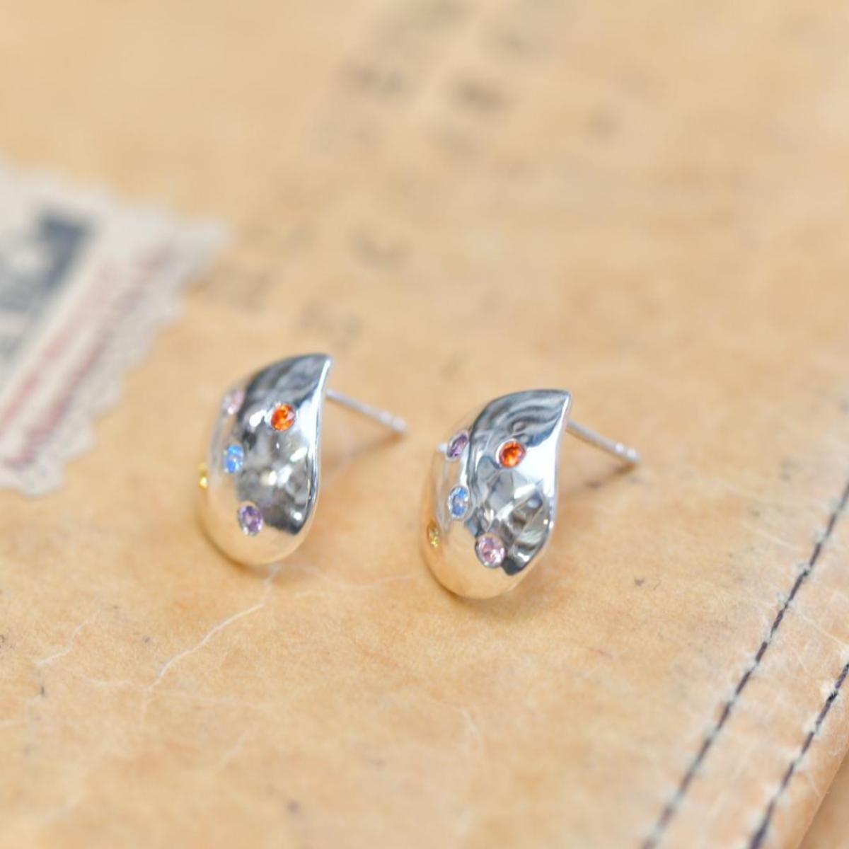 受講生の作品：シルバーに多色ストーンを埋め込んだピアス