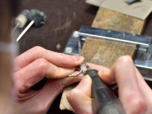 シリコンポイントで細部まで磨く