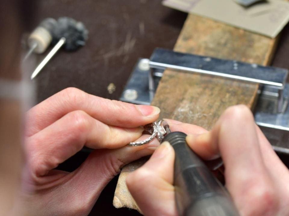 シリコンポイントで細部まで磨く