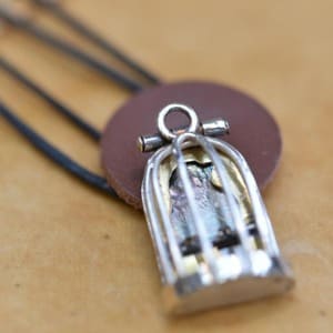 受講生の作品：鳥かごモチーフの立体シルバーチャーム