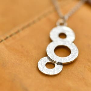 受講生の作品：槌目模様の三連サークルペンダント