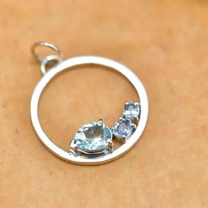 ブルートパーズをあしらったサークルペンダント