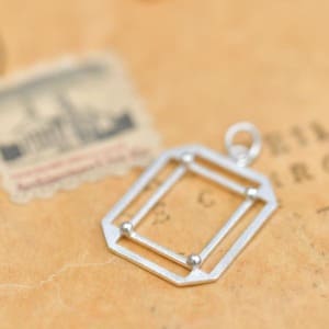 受講生の作品：幾何学デザインのシルバーペンダントフレーム