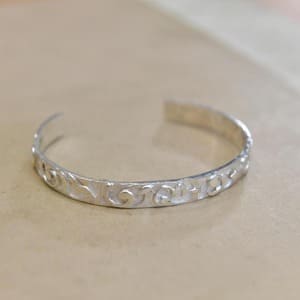受講生の作品：唐草模様を彫り込んだシルバーバングル