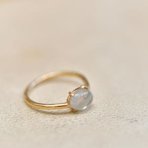 受講生の作品：ムーンストーンをあしらったK18ゴールドリング