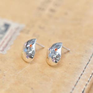 受講生の作品：シルバーに多色ストーンを埋め込んだピアス