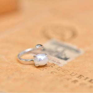 受講生の作品：淡水パールをあしらったオープンリング