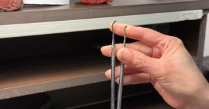ワックスモデリングで覆輪石座を作りやすくするスパチュラ加工のコツ