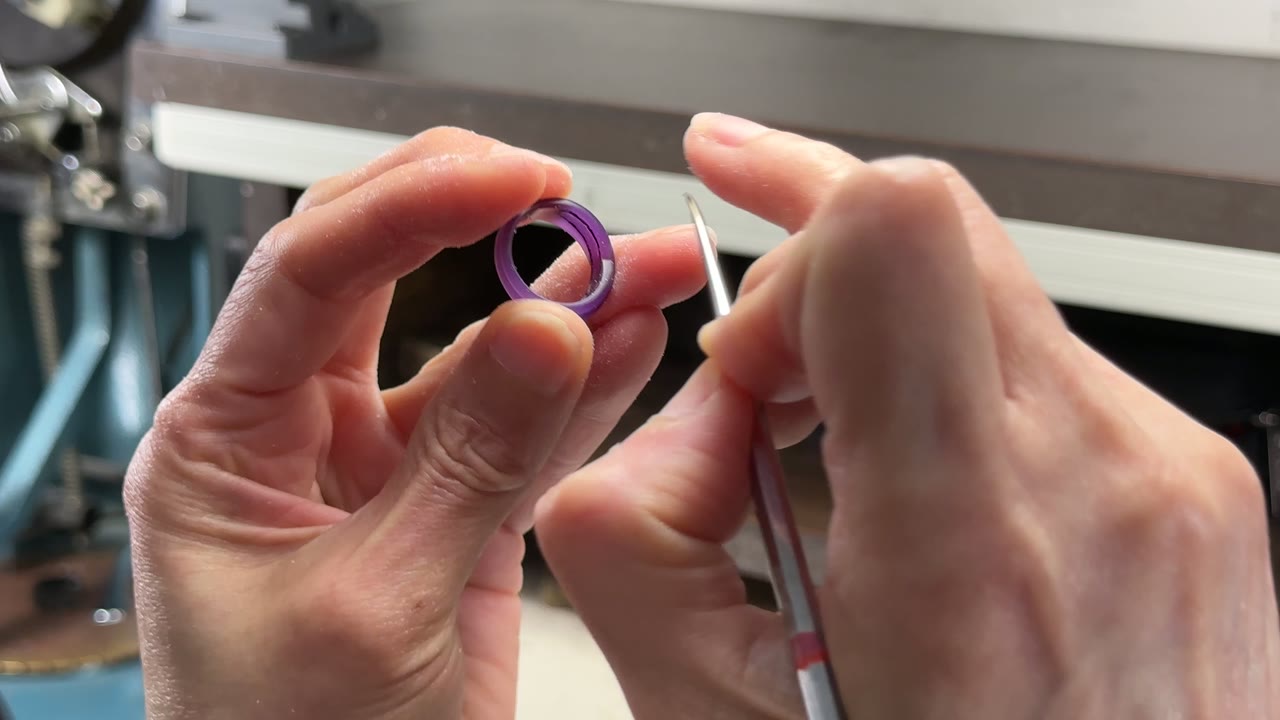 交差した2連甲丸リングの一段高い腕だけを裏抜きしているワックス加工工程