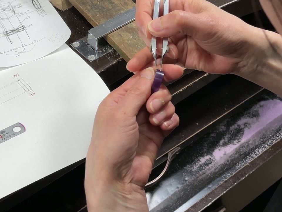 2連甲丸リングのワックス原型に交差部分の基準線を付けた状態