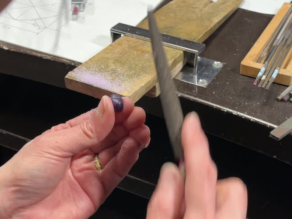 貼り合わせたハート形ワックスの角を段階的に削って丸みをつける工程